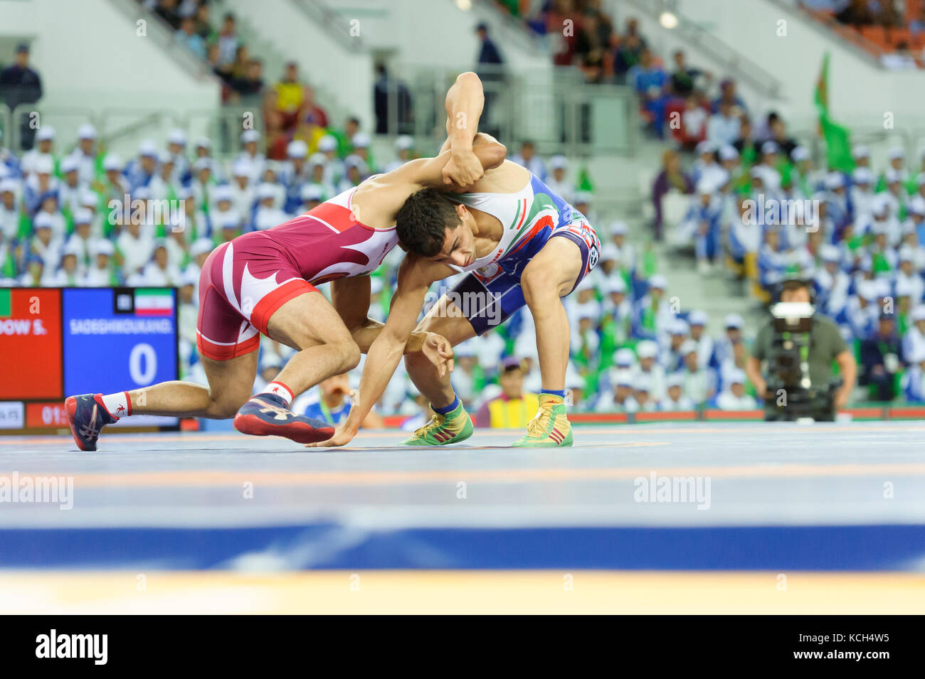 Ashgabat 2017 - 5° Asian Indoor & Giochi MartialArts 25-09-2017. Il wrestling Mens 61kg - S. Myradow (tkm) v Sadeghikoukand (IRI) Foto Stock