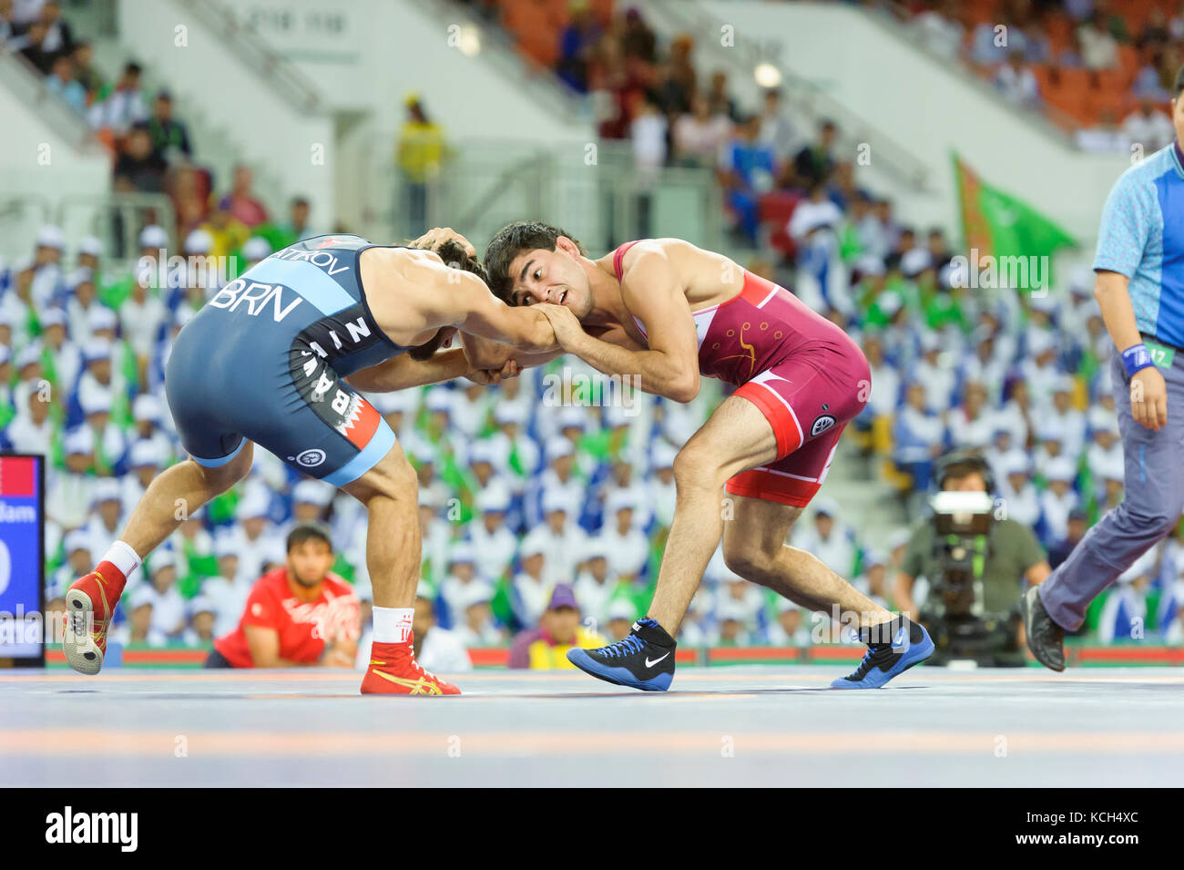 Ashgabat 2017 - 5° Asian Indoor & Giochi MartialArts 25-09-2017. Il wrestling Mens 70kg - B. Orazgylyjow (tkm) v Adam Batirov (BRN) Foto Stock