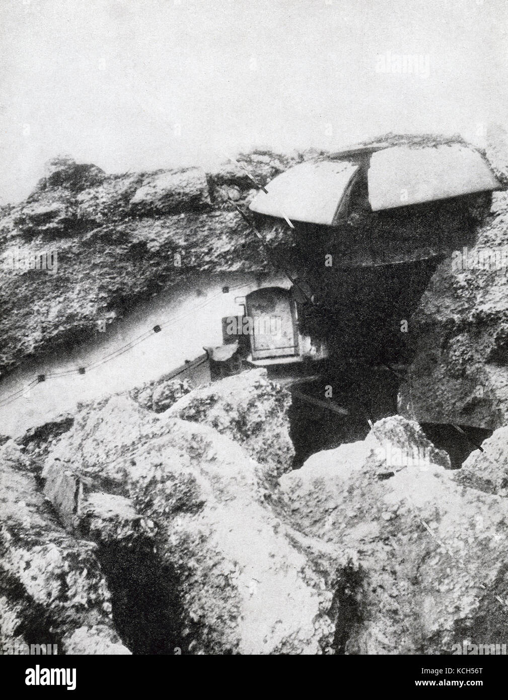 Questa foto da subito dopo il 5 agosto 1914, mostra una rovina liege fort durante la guerra mondiale I. qui una torretta di acciaio è mostrato rovesciato e la muratura dmonlished da assedio tedesco pistole. Il 5 agosto 1914, l'esercito tedesco ha lanciato il suo assalto alla città di Liegi in Belgio, violando così il Belgio la neutralità e inizio la prima battaglia della guerra mondiale I. Foto Stock