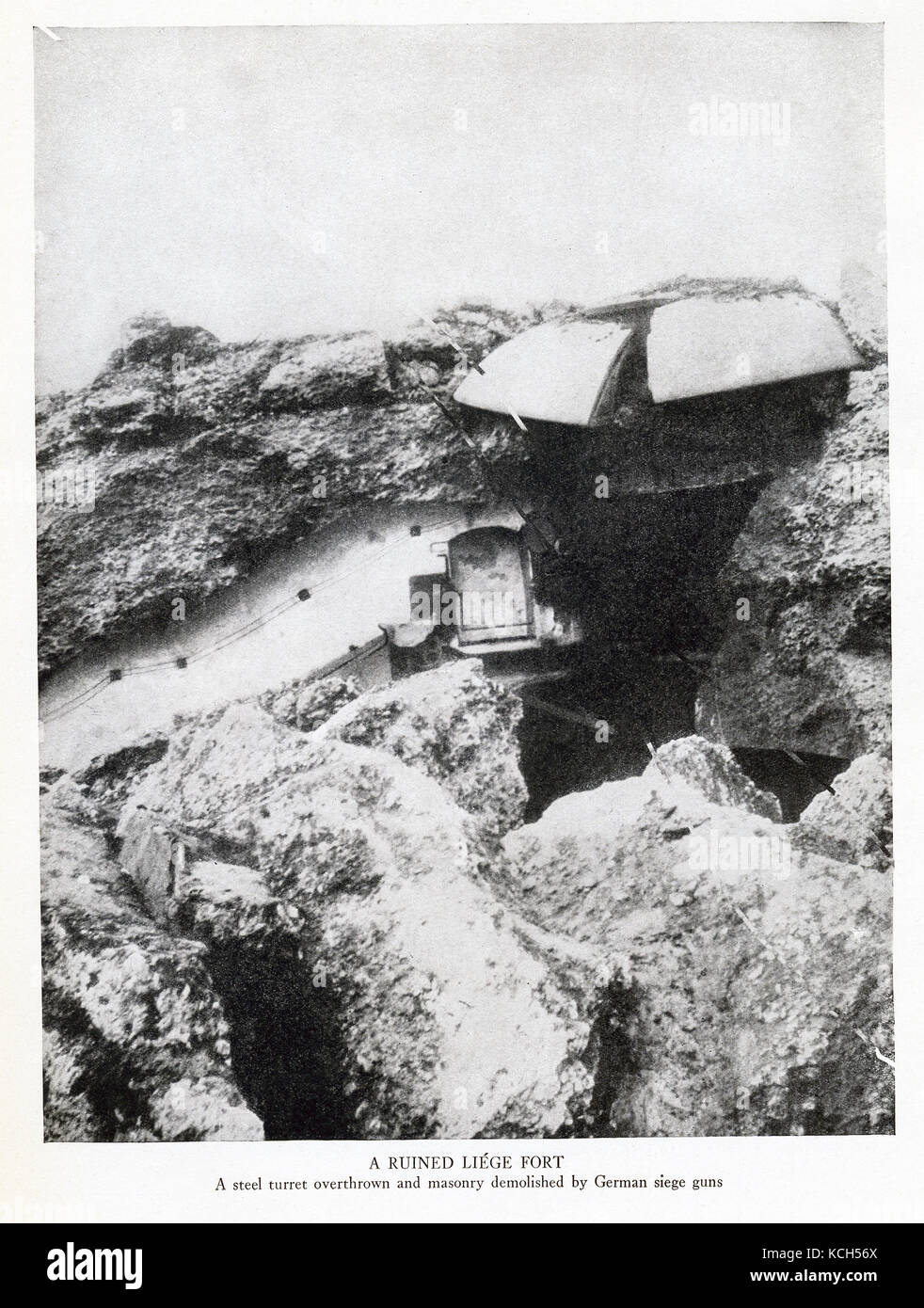 Questa foto da subito dopo il 5 agosto 1914, mostra una rovina liege fort durante la guerra mondiale I. qui una torretta di acciaio è mostrato rovesciato e la muratura dmonlished da assedio tedesco pistole. Il 5 agosto 1914, l'esercito tedesco ha lanciato il suo assalto alla città di Liegi in Belgio, violando così il Belgio la neutralità e inizio la prima battaglia della guerra mondiale I. Foto Stock
