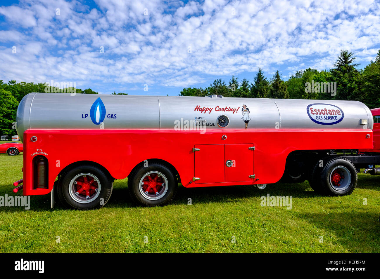 L'annata 1954 camion cisterna utilizzata per il trasporto del Essotane, gas di petrolio liquefatto, GPL, LP, per esso, all'auto show, London, Ontario, Canada. Foto Stock