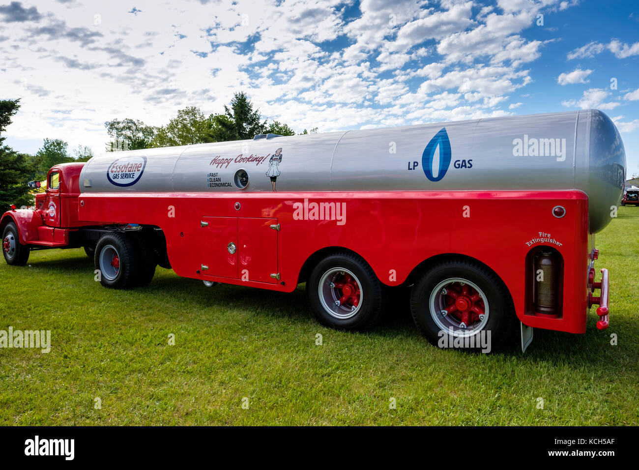 Red vintage 1954 White Super Power Tank Truck utilizzato per il trasporto di Essotane, gas di petrolio liquefatto, per esso, Londra, Ontario, Canada. Foto Stock