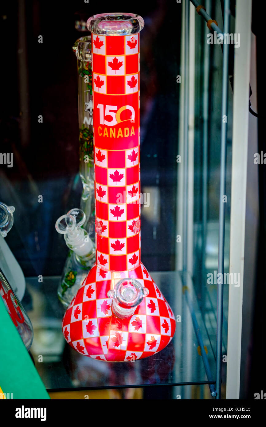 Bong, o tubo di acqua, celebrando il Canada's 150 Anniversario sul display della finestra anteriore di un negozio a Londra, Ontario, Canada. la cannabis Foto Stock