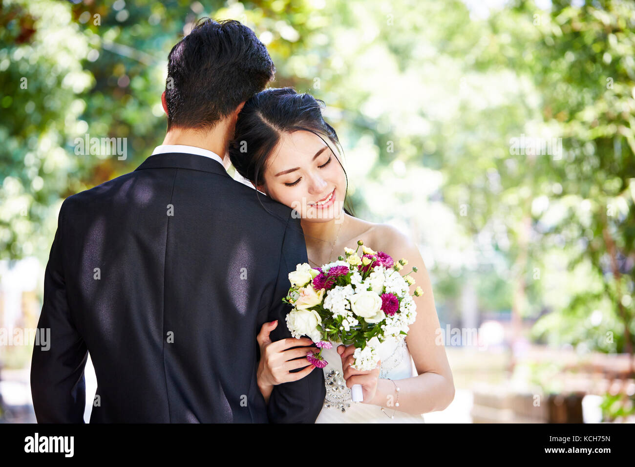 Ritratto di giovani asiatici sposa e lo sposo alla cerimonia di matrimonio. Foto Stock