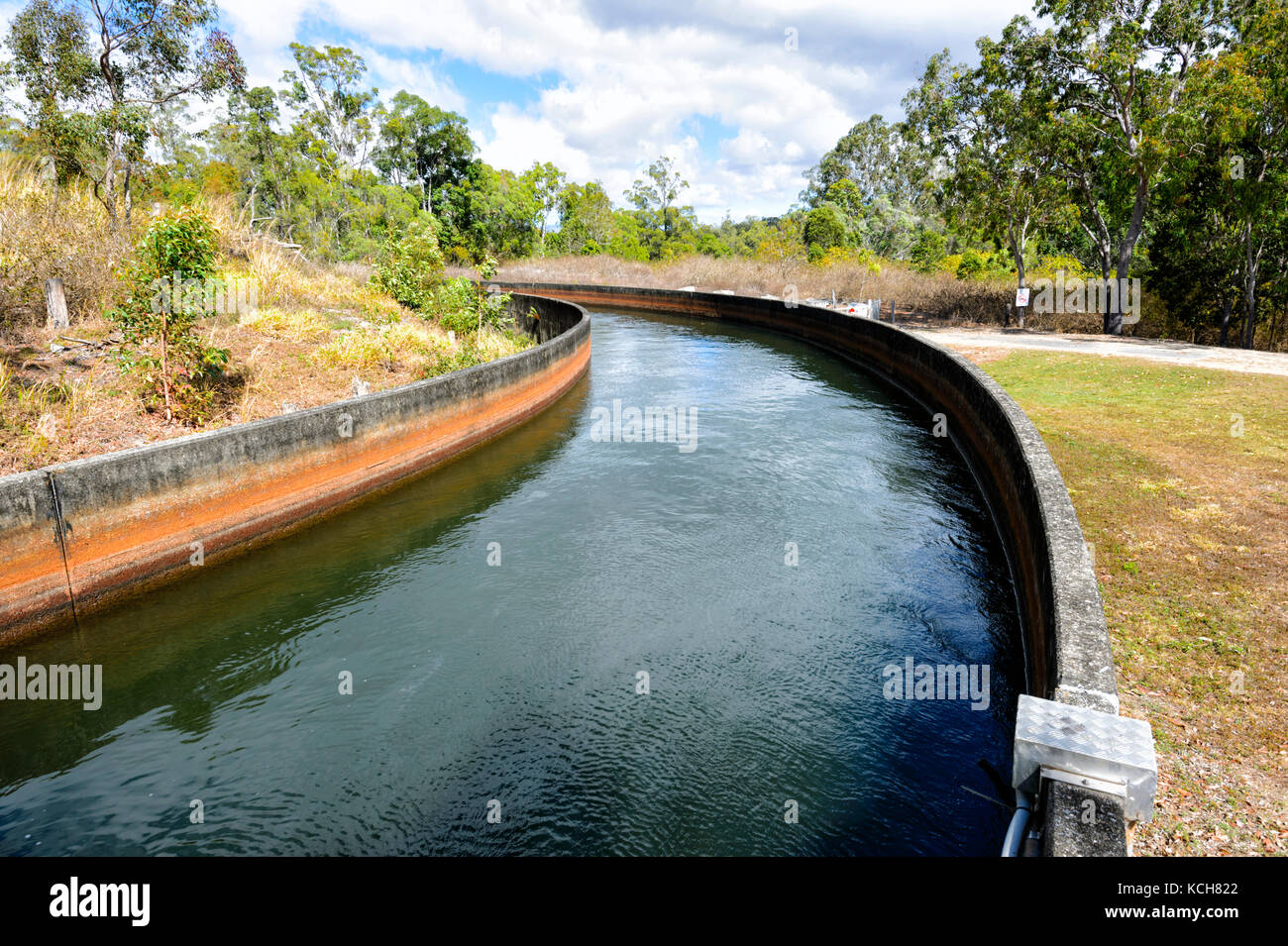 Canale di irrigazione dal Tinaroo Falls Dam attraverso il Fiume Barron, altopiano di Atherton, estremo Nord Queensland, Australia Foto Stock