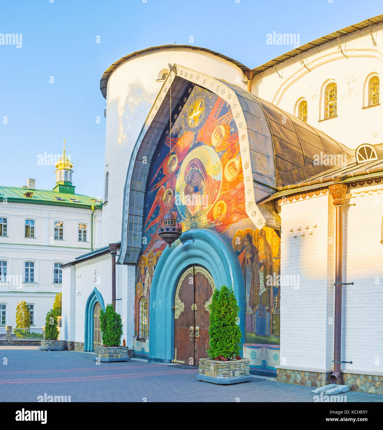 L'enorme icona a mosaico di Pochayiv madre di Dio decora l'ingresso occidentale alla cattedrale della Santa Thinità di Pochayiv Lavra, Ucraina Foto Stock