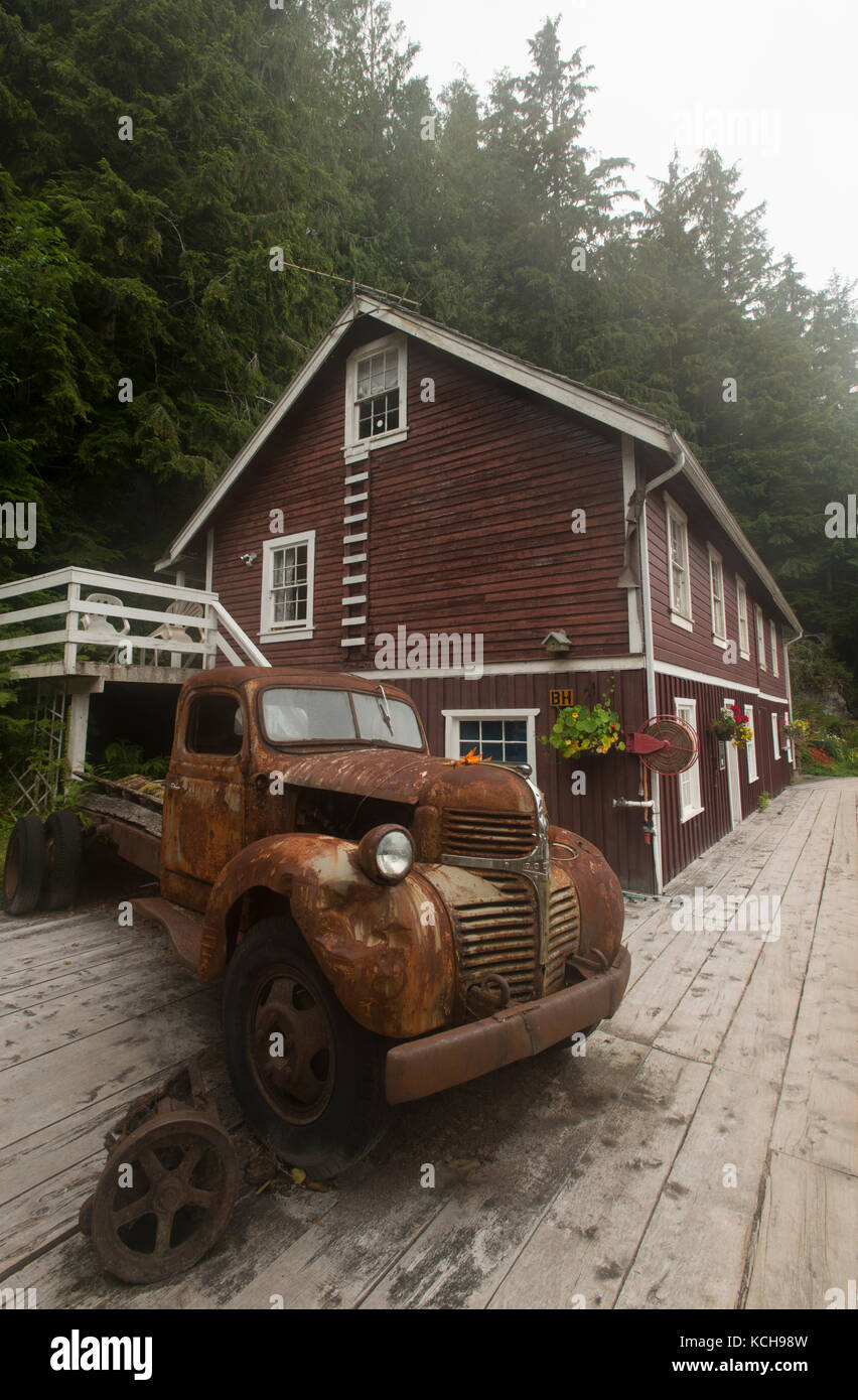 Telegraph Cove Boardwalk e vecchi camion, Isola di Vancouver, British Columbia, Canada Foto Stock