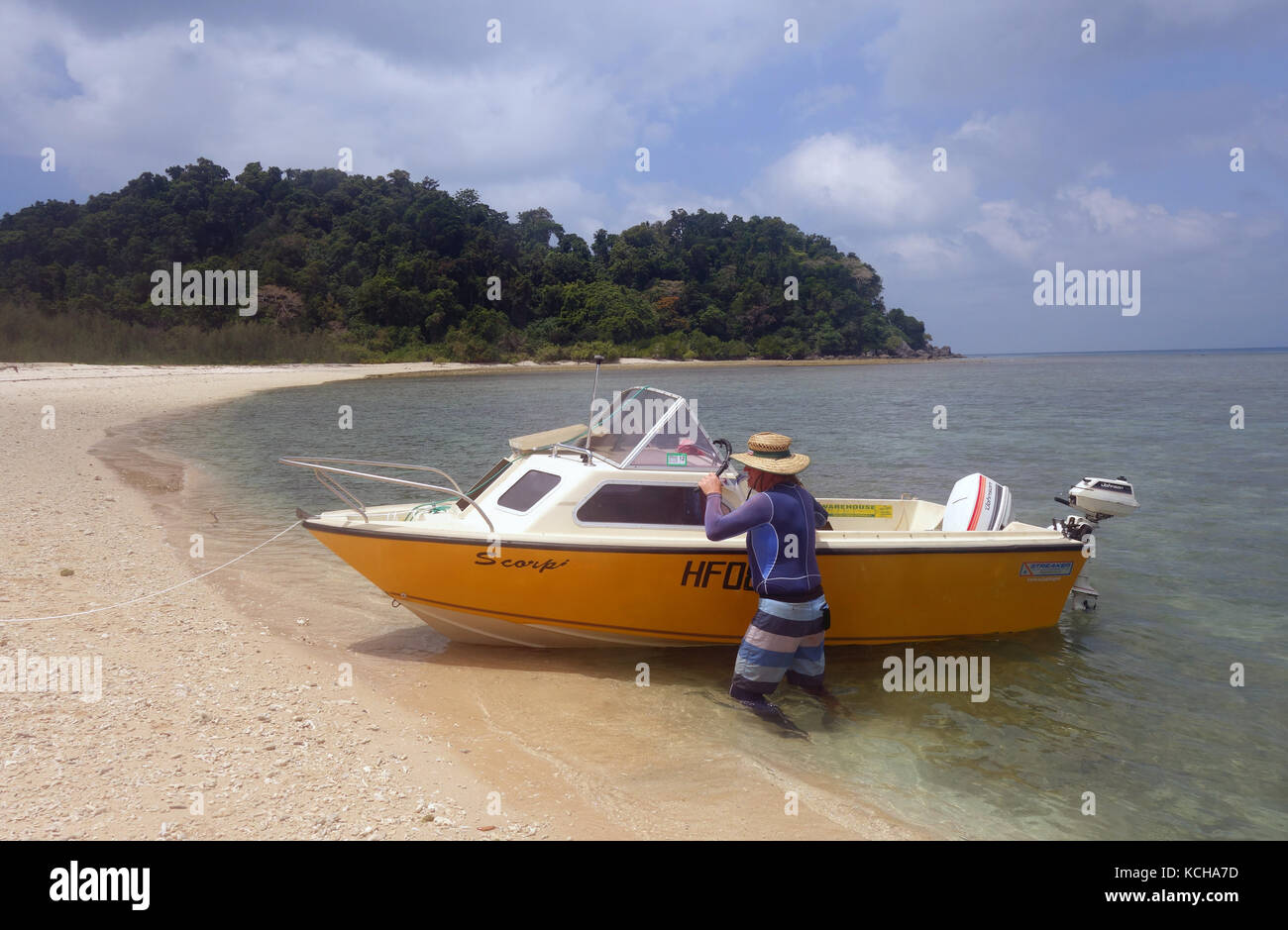 Piccola barca sulla spiaggia di Isola di Russell, Frankland Islands National Park, Great Barrier Reef Marine Park, Queensland, Australia. No signor o PR Foto Stock