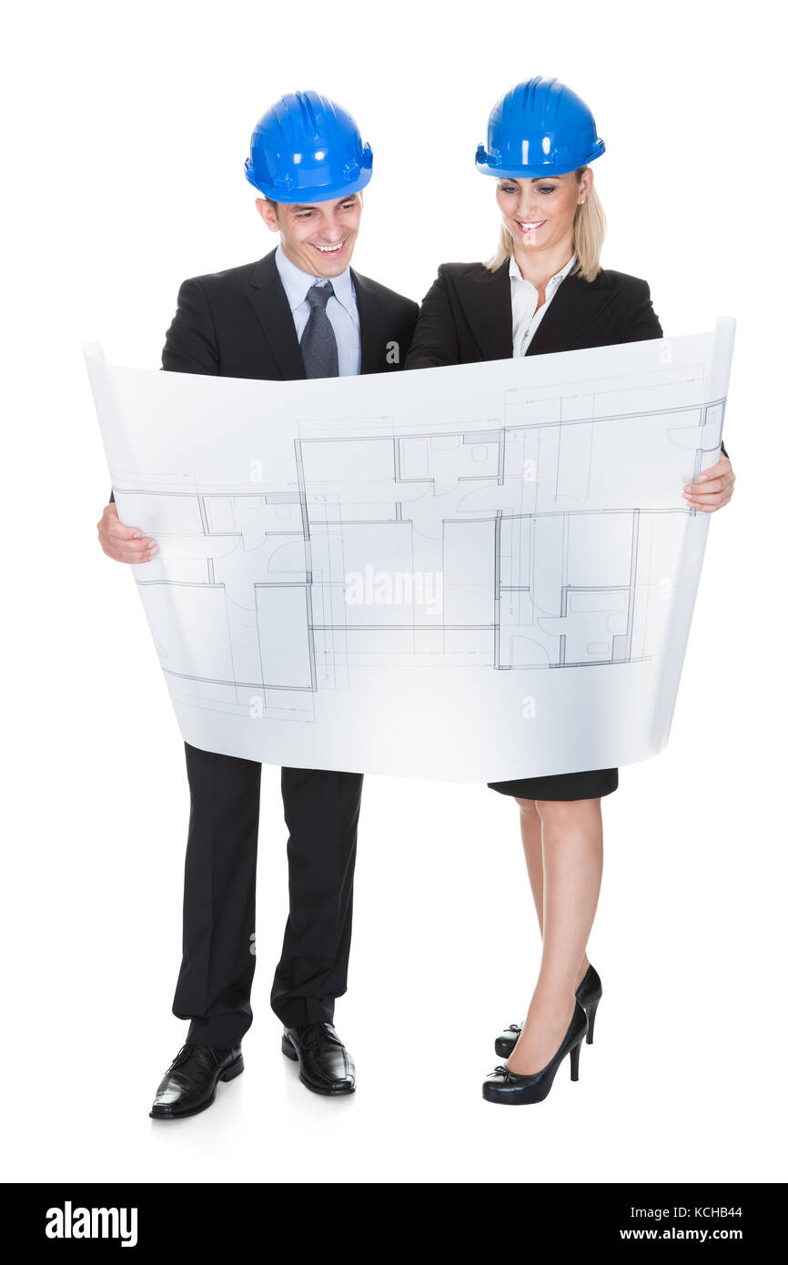 Maschio e femmina architetti guardando blueprint su sfondo bianco Foto Stock