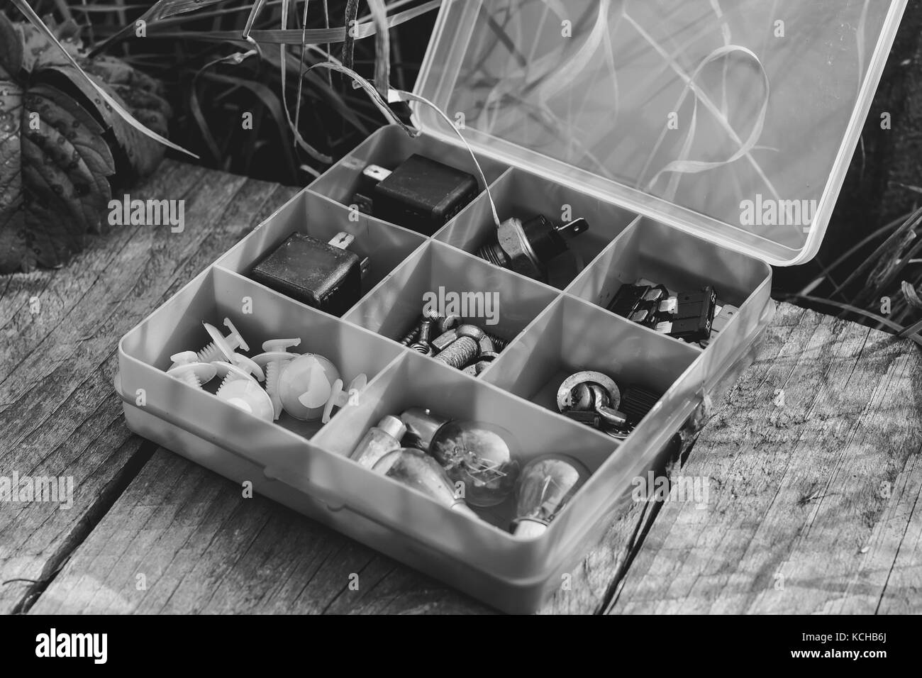 Accessori per ricamo in una scatola con le cellule. roba. piccole profondità di nitidezza. formato orizzontale. in ambienti chiusi. senza persone. colore. foto. Foto Stock