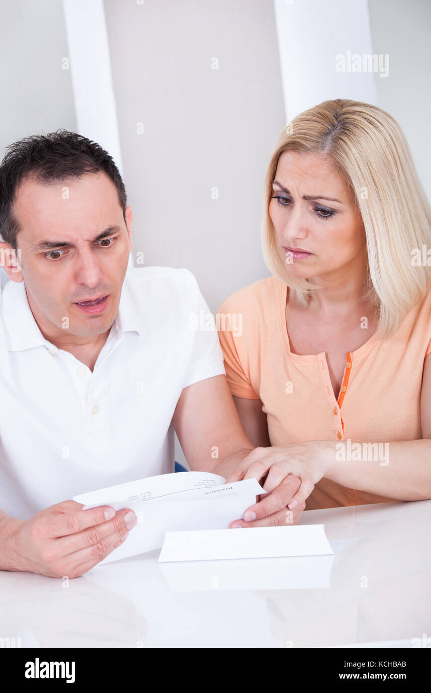 Ritratto di giovane sconvolto guardando bill Foto Stock