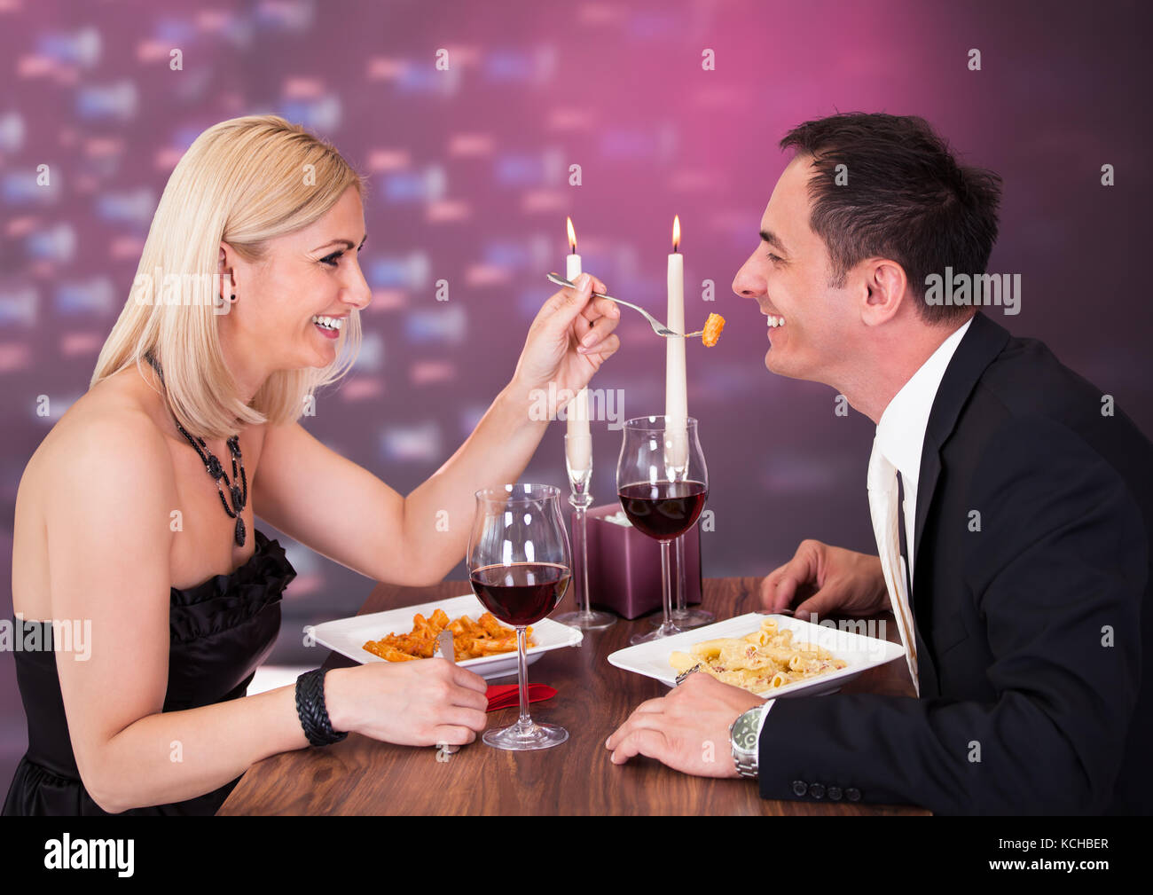 Romantico Coppia Giovane avente la cena al ristorante Foto Stock