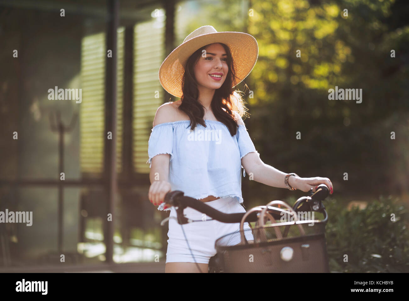 Ritratto di giovane e bella donna godendo di volta in bicicletta Foto Stock