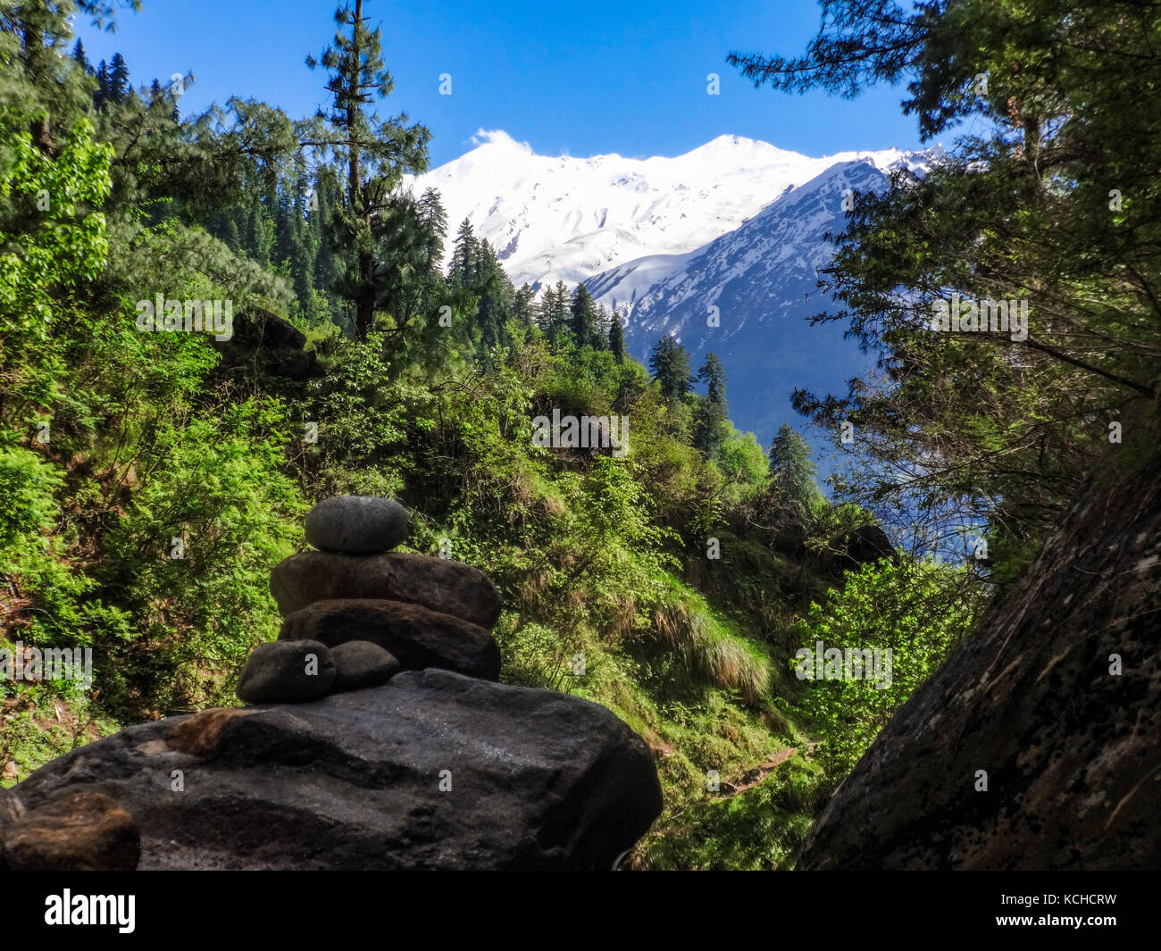 Montagne innevate dell'Himachal Pradesh nello stato dell'India settentrionale nell'Himalaya Foto Stock