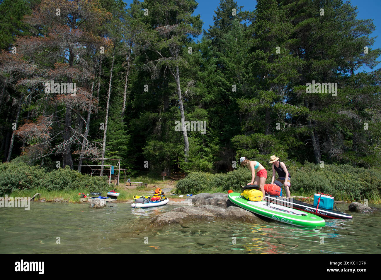 Stand-up paddleboard (SUP) touring nel lago principale Parco Provinciale, Quadra Island. La British Columbia, Canada Foto Stock