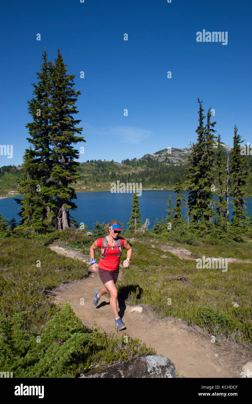 Trail Running sul sentiero Arcobaleno Arcobaleno al lago. Whistler, British Columbia Foto Stock
