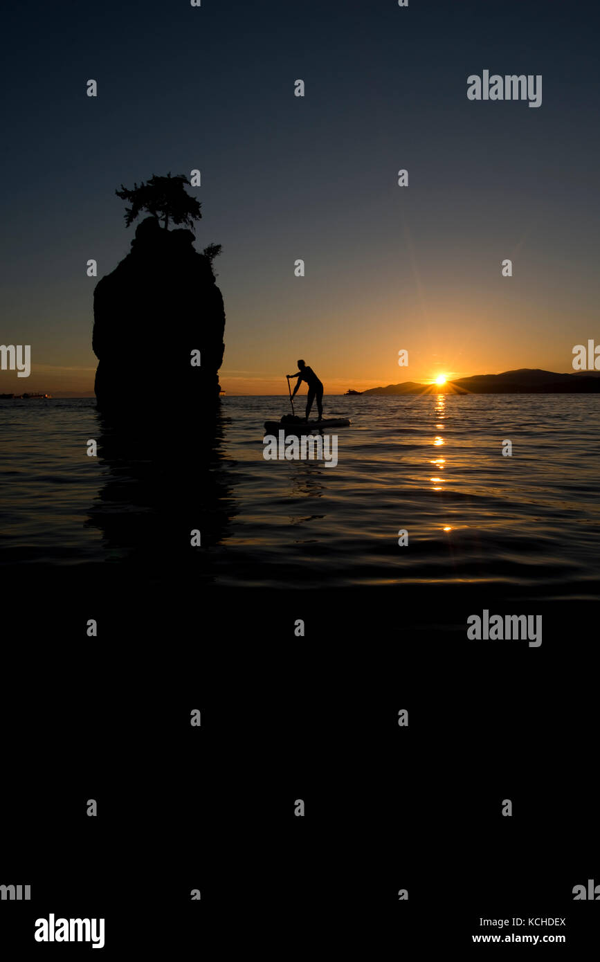 Stand Up Paddle boarding (SUP) intorno Siwash Rock, Stanley Park, Vancouver, British Columbia Foto Stock