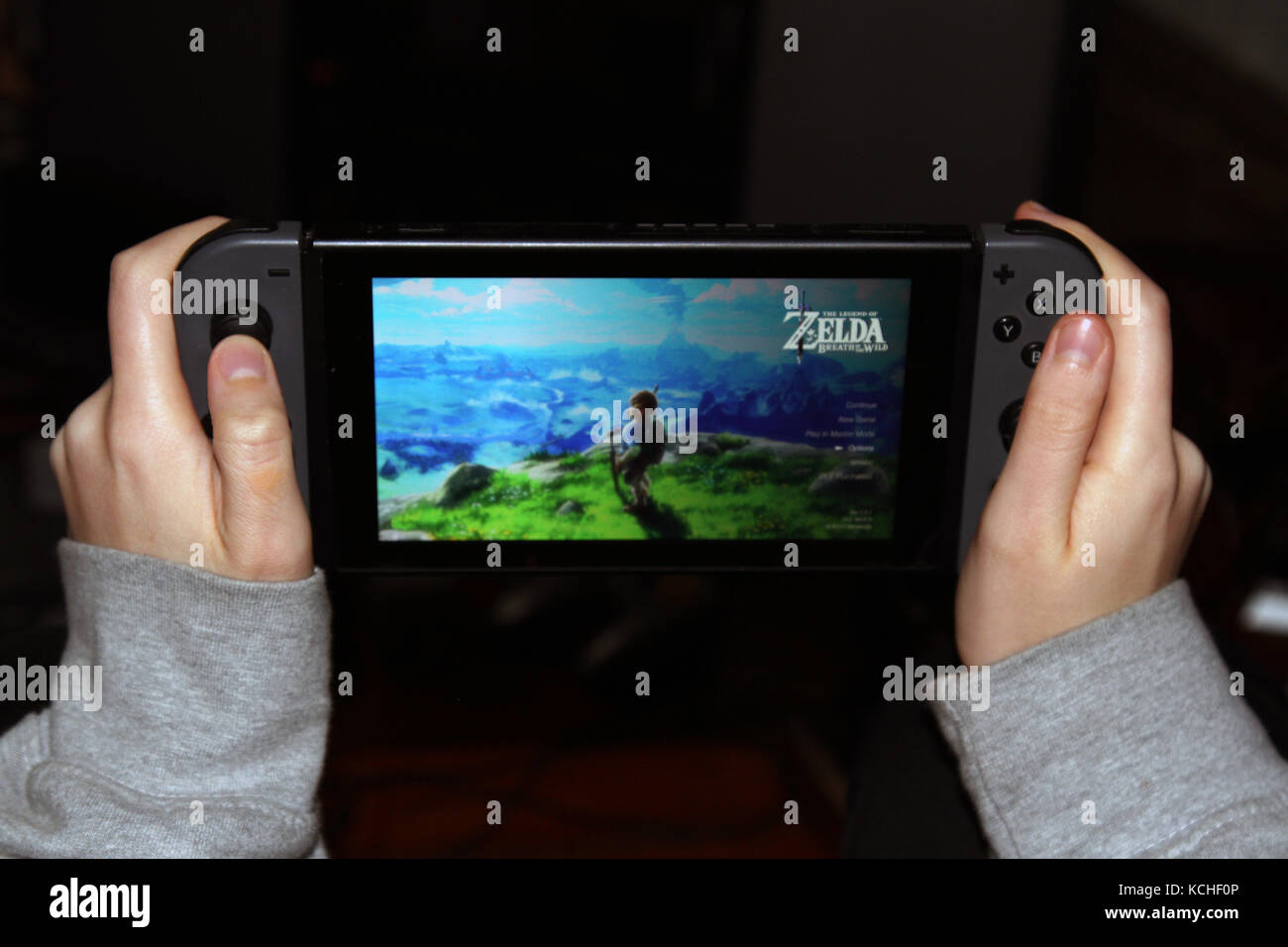 Adolescente giocando con un interruttore di Nintendo video gioco Foto Stock