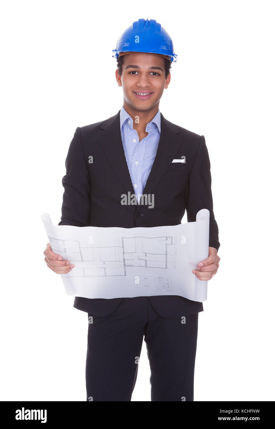 Ritratto di ingegnere maschio Holding Blueprint su sfondo bianco Foto Stock