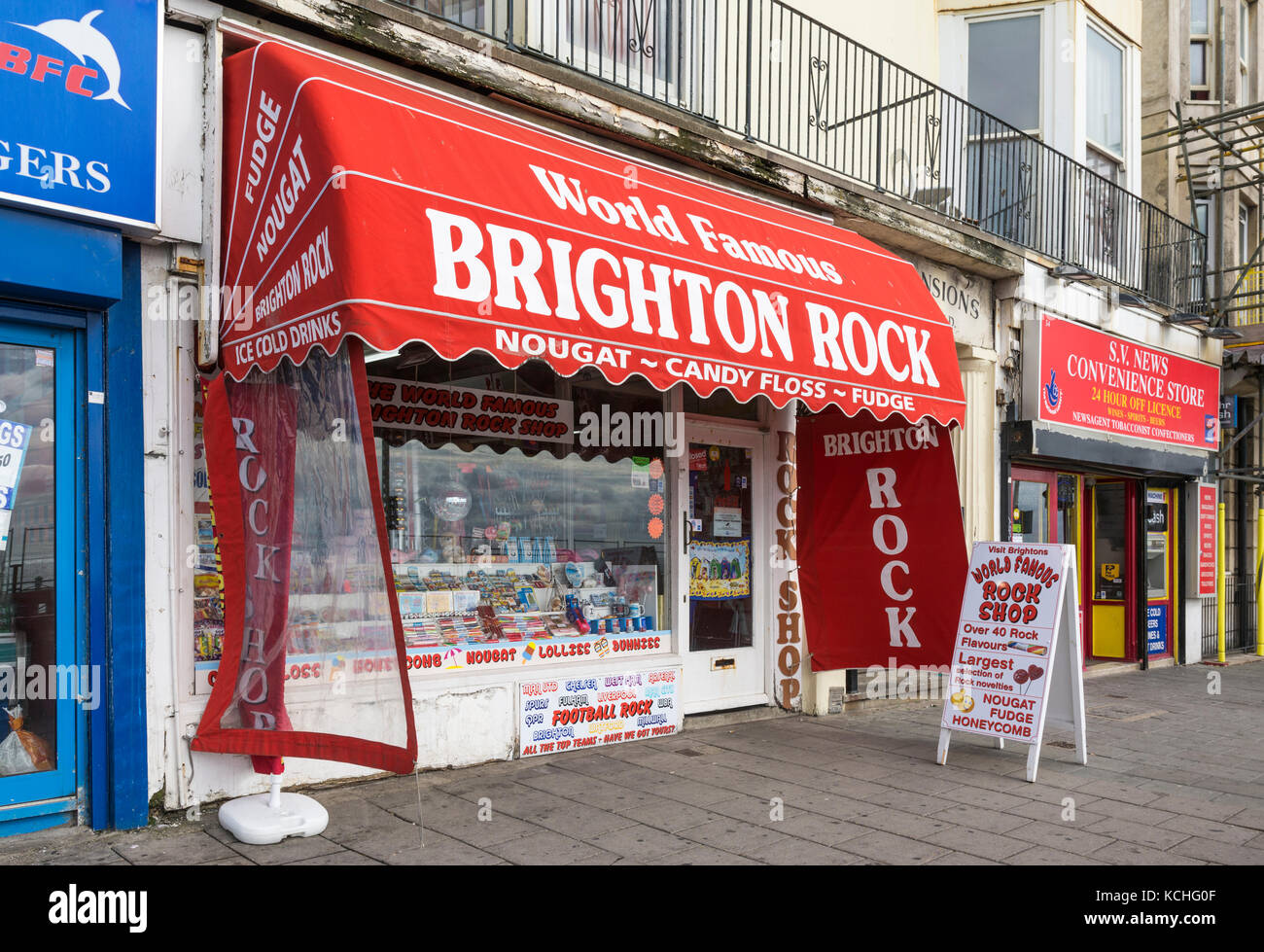 Famosa in tutto il mondo la Brighton Rock shop ingresso anteriore in Brighton, East Sussex, Inghilterra, Regno Unito. Foto Stock
