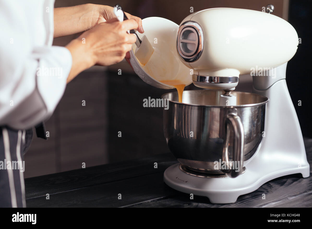 Robot da cucina per impastare la pasta per pane. processo di fabbricazione  della torta dolce Foto stock - Alamy