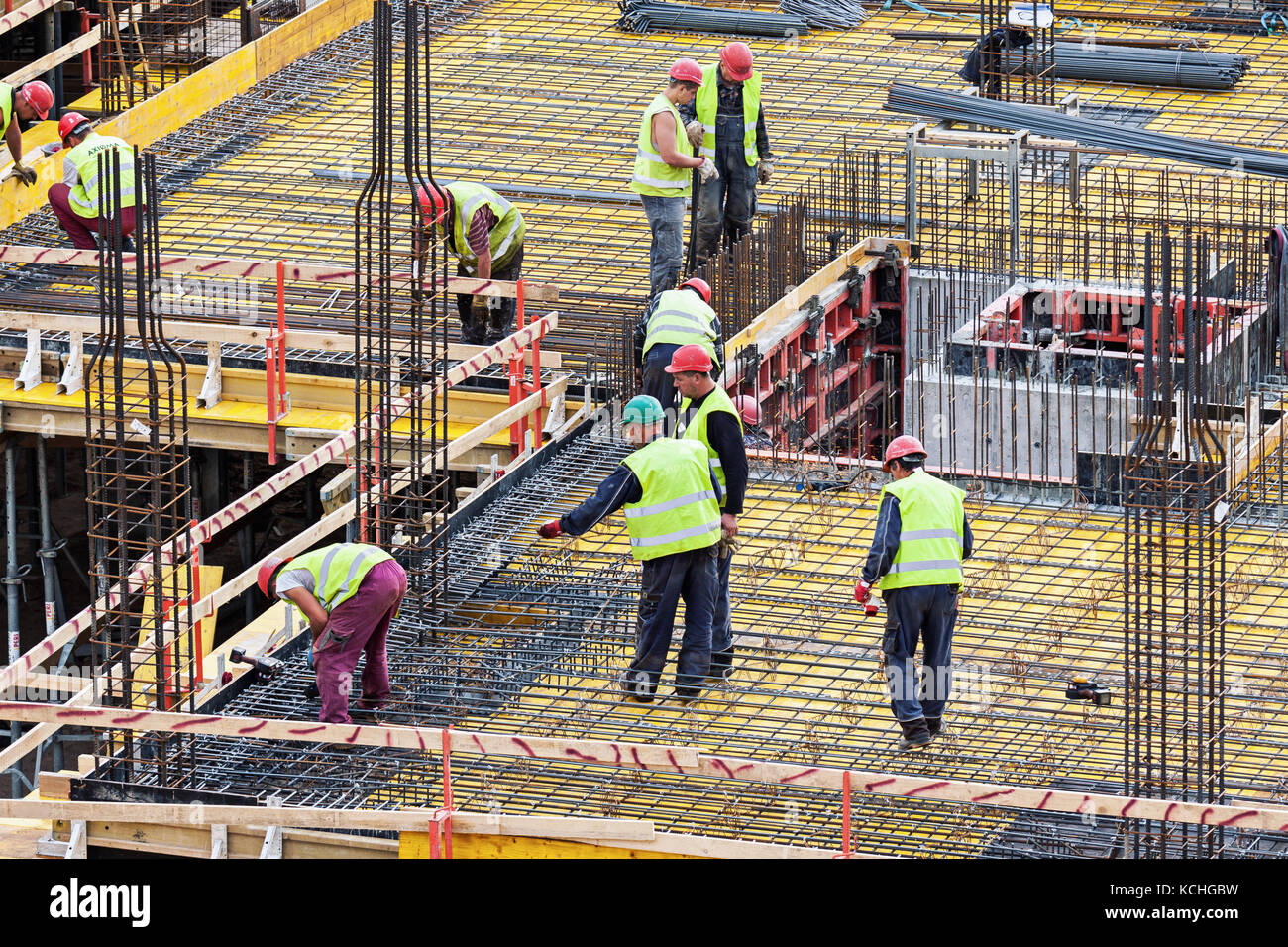 Gruppo di uomini lavoratori che operano presso il cantiere di Vilnius, Lituania Foto Stock