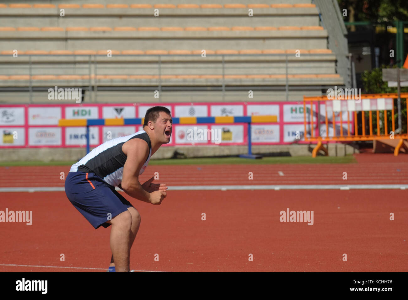 La sindrome di Down atleta con giavellotto. Giochi Trisome 2016. Firenze, Italia. Foto Stock