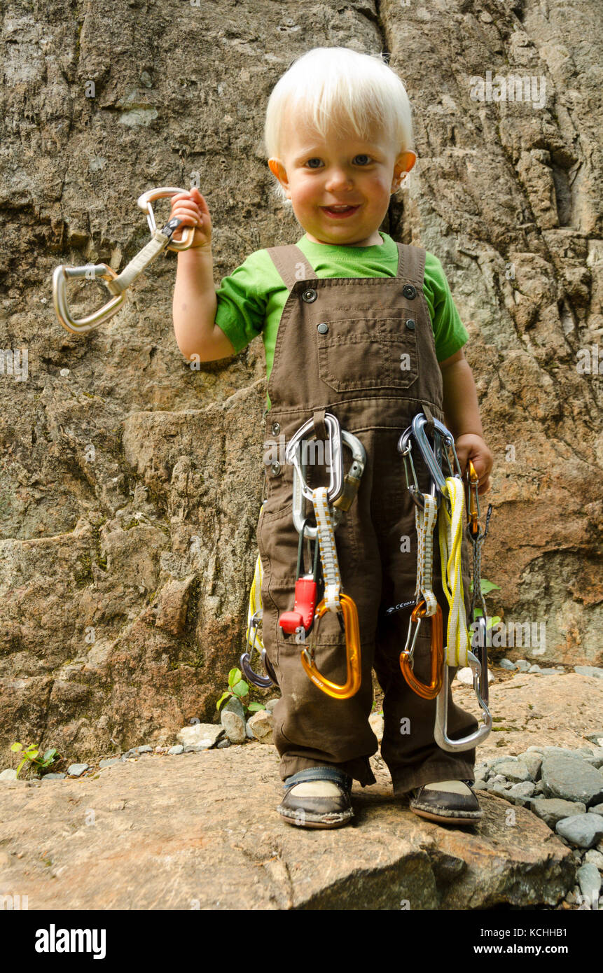 Un bimbo pronti per un po' di rock climbing in Strathcona Park, l'isola di Vancouver, British Columbia Foto Stock