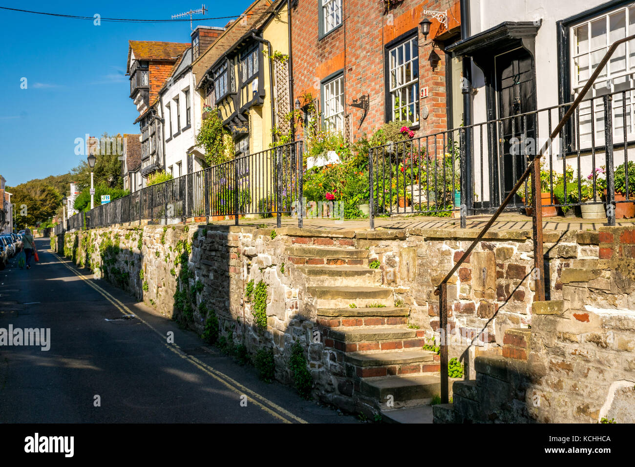 Vecchie case su un pittoresco tradizionale inglese storico villaggio di pescatori high street Foto Stock