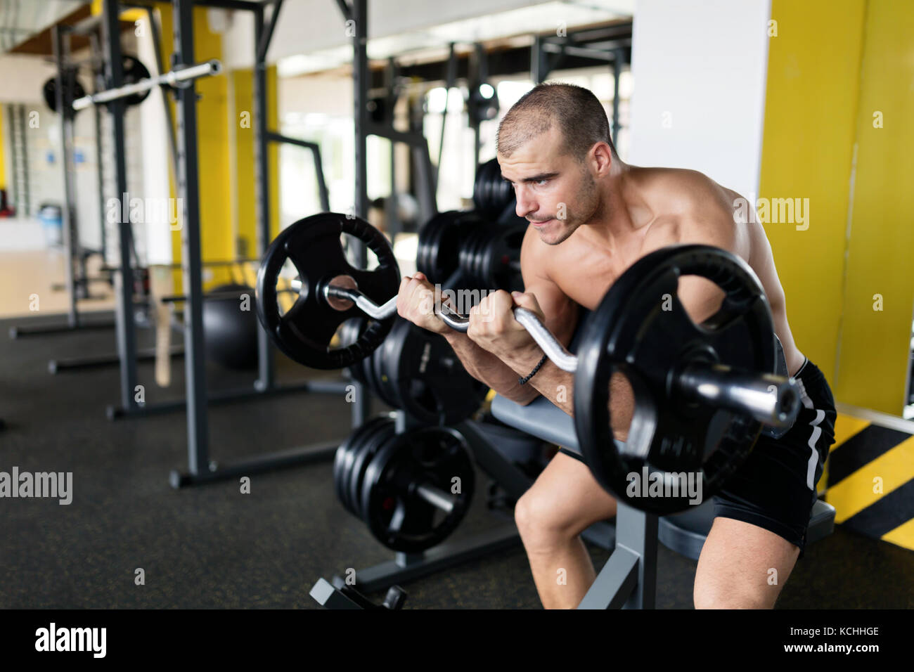 Atleta culturista muscolare in palestra lacerti di formazione Foto Stock