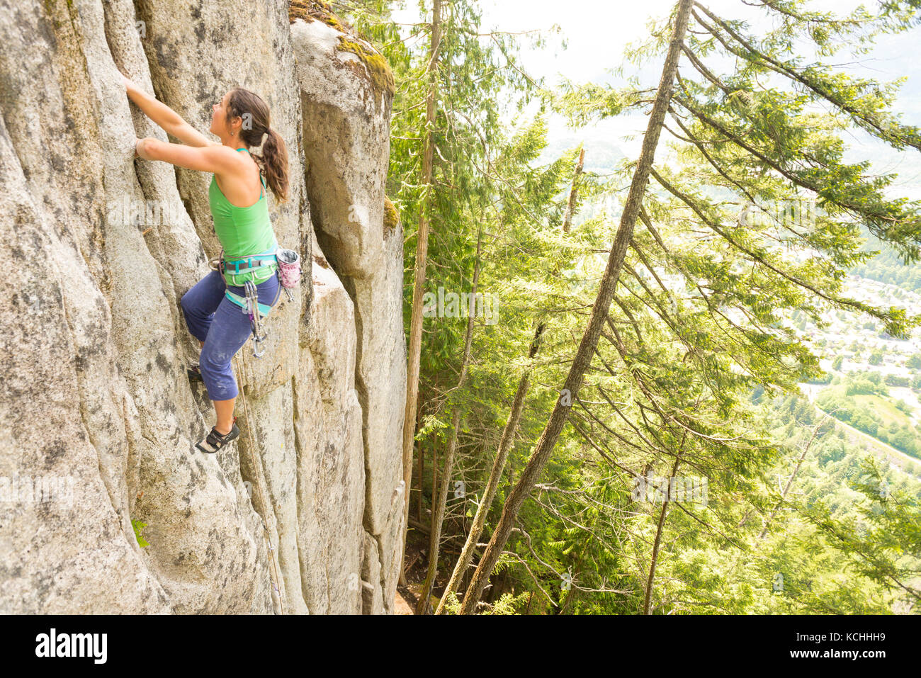 Un scalatore femmina su un difficile crack in Squamish, 'Made con fuoco' in alto a parete della mensola, British Columbia Foto Stock