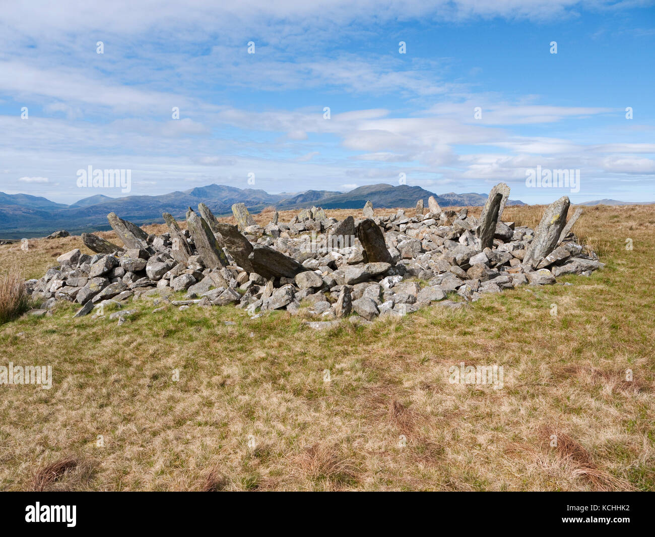 Bryn Cader Faner, una età del Bronzo round cairn che si trova a est del piccolo borgo di Talsarnau nel nord di Snowdonia Rhinog della montagna Foto Stock