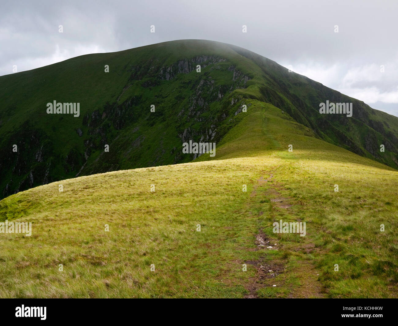 Il vertice di Trum y Ddysgl visto dalla Mynydd Tal-y-mignedd su Snowdonia's Nantlle Ridge Foto Stock