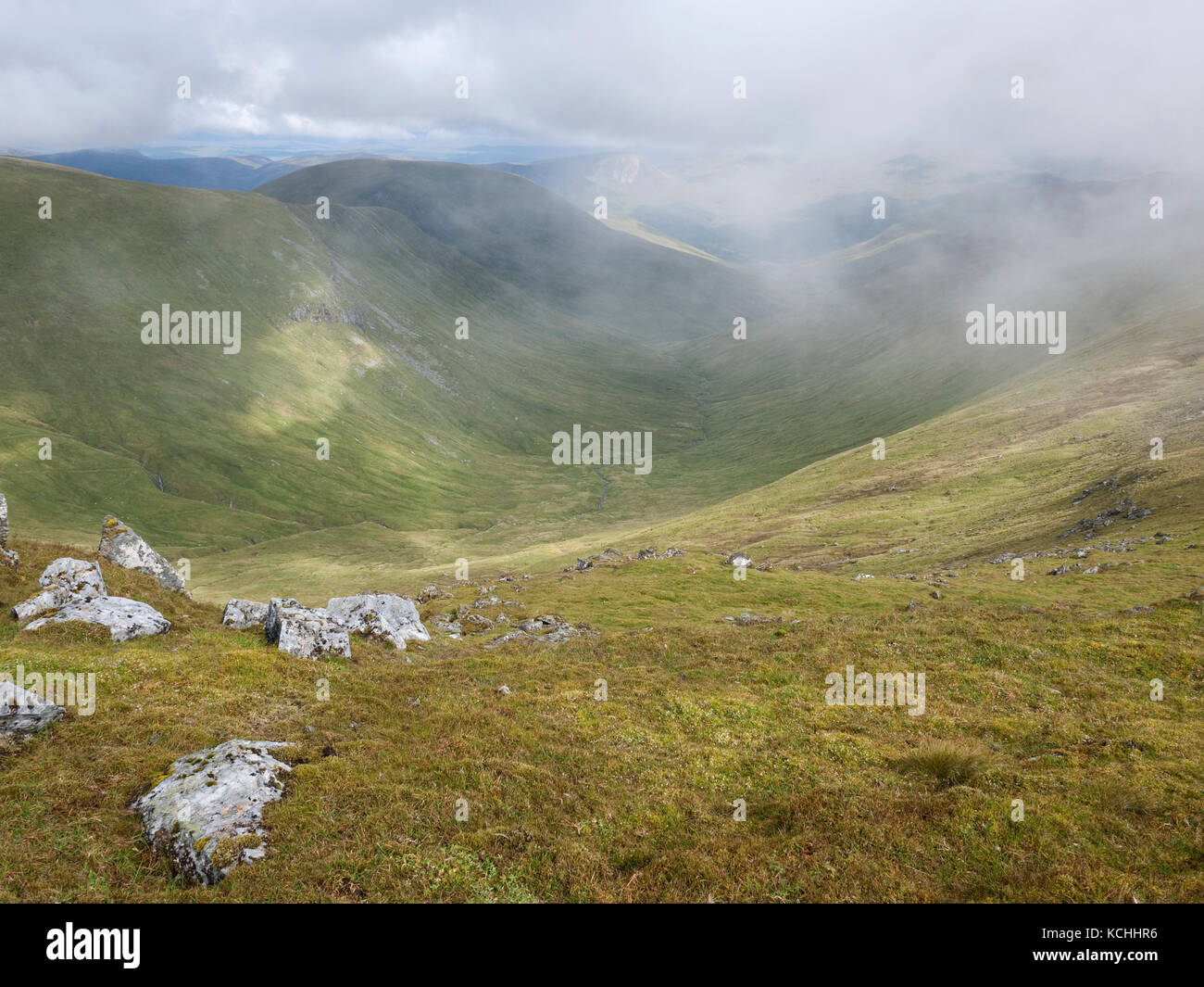 Vista nord lungo Allt un Chobhair dalle pendici del Beinn Ghlas, un munro sul Ben Lawers massiccio in Perthshire Scozia Scotland Foto Stock