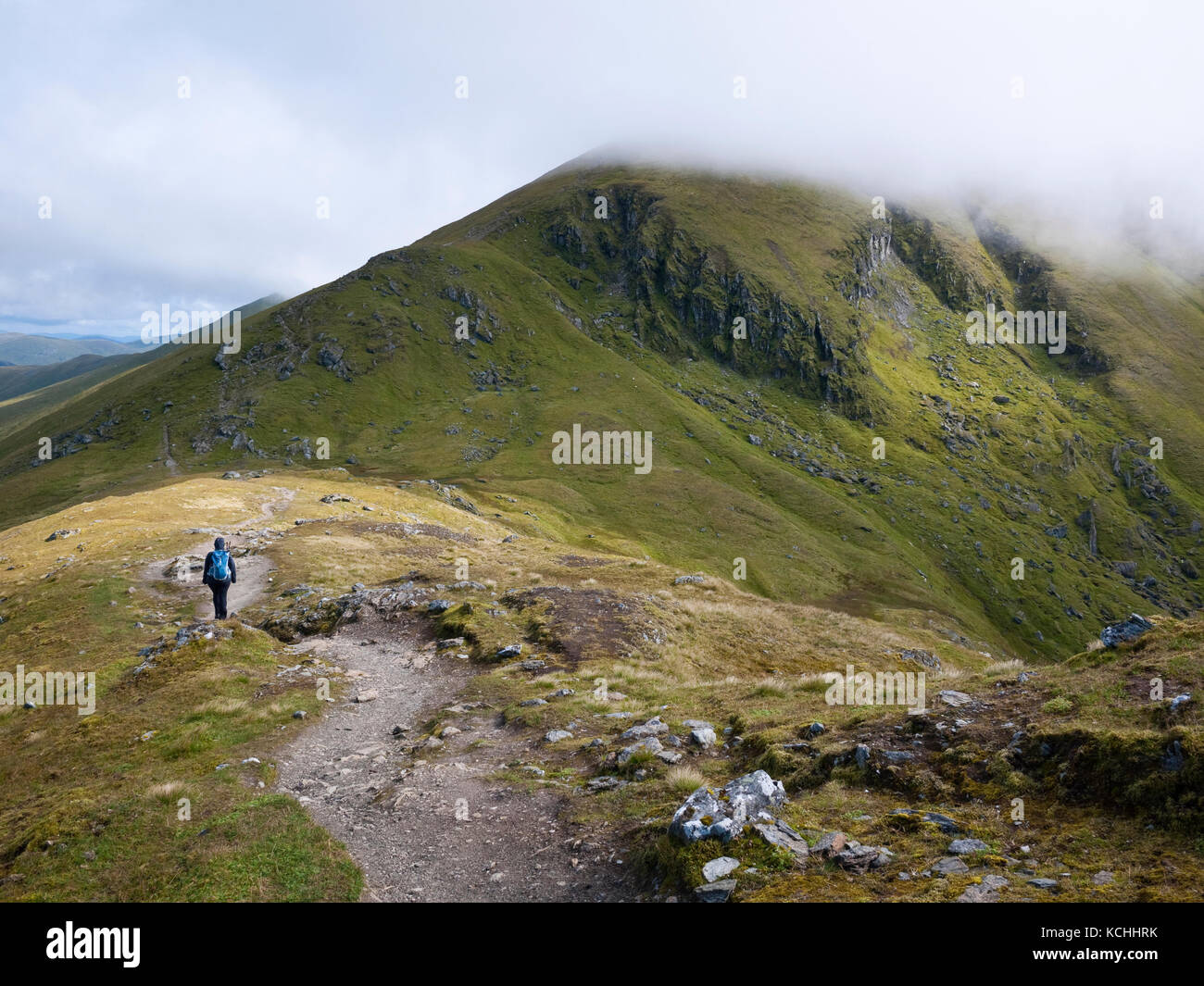 Il vertice di Ben Lawers (1214m), un munro nelle Highlands scozzesi, visto dal crinale che conduce dalla adiacente munro di Beinn Ghlas Foto Stock