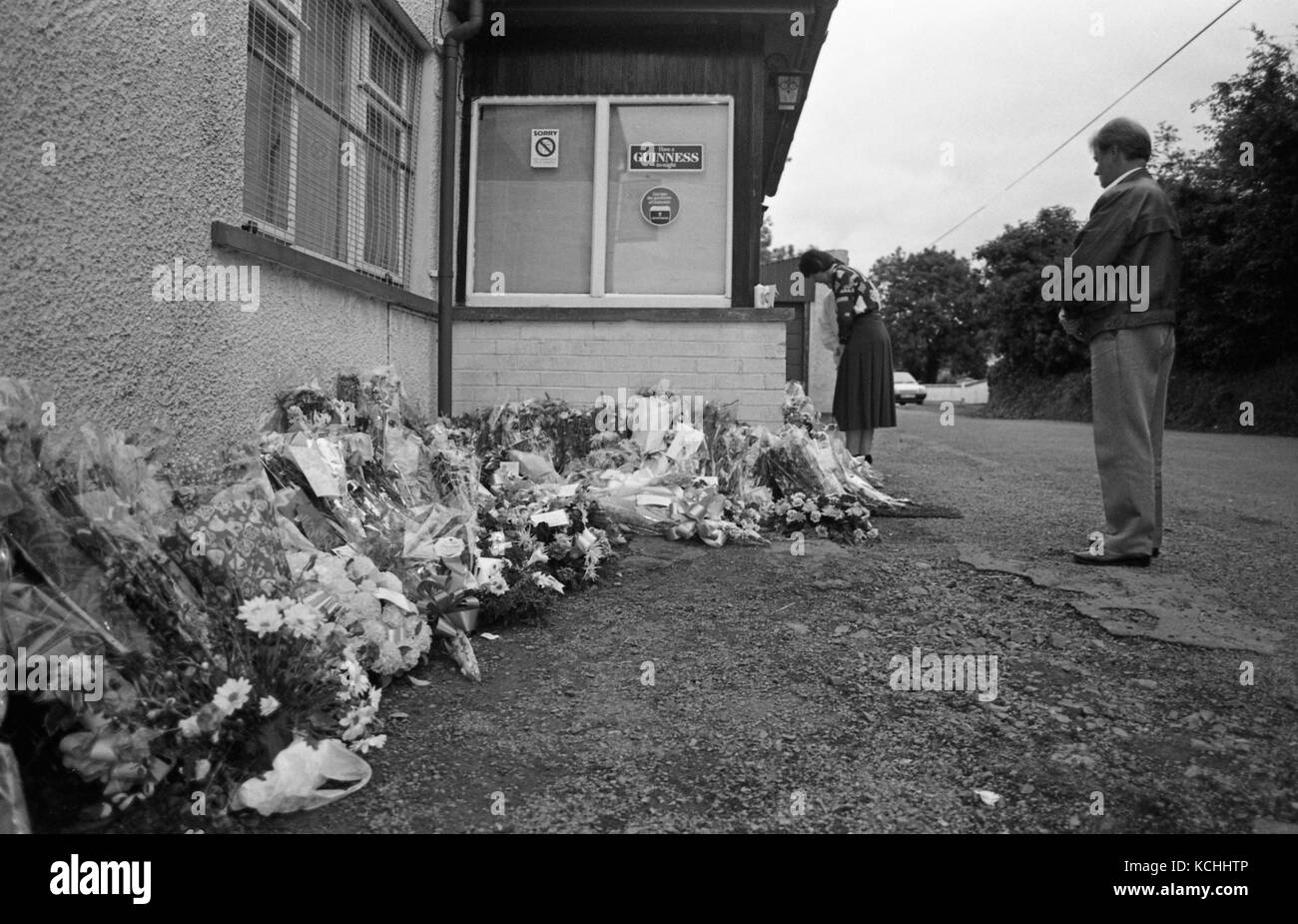 Il massacro di Loughinisland ebbe luogo il 18 giugno 1994 nel piccolo villaggio di Loughinisland, Contea di Down, Irlanda del Nord. I membri dell'Ulster Volunteer Force (UVF), un gruppo paramilitare lealista, irruppero in un pub con fucili d'assalto e spararono contro i clienti, uccidendo sei civili e ferendone cinque. Il pub è stato preso di mira perché era frequentato principalmente dai cattolici ed era affollato di persone che guardavano la squadra della Repubblica d'Irlanda giocare ai Mondiali FIFA 1994. Viene quindi talvolta chiamato massacro dei Mondiali. L'attacco fu rivendicato come rappresaglia per l'uccisione di tre memb dell'UVF Foto Stock