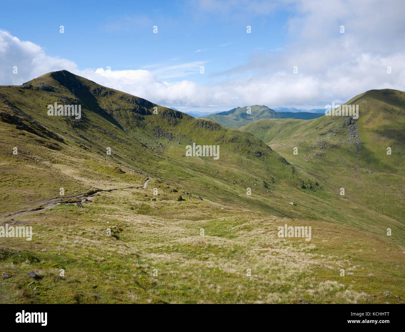 La vista a sud-ovest di Ben Lawers, mostrando Beinn Ghlas, Meall Corranaich e Meall nan Tarmachan Foto Stock