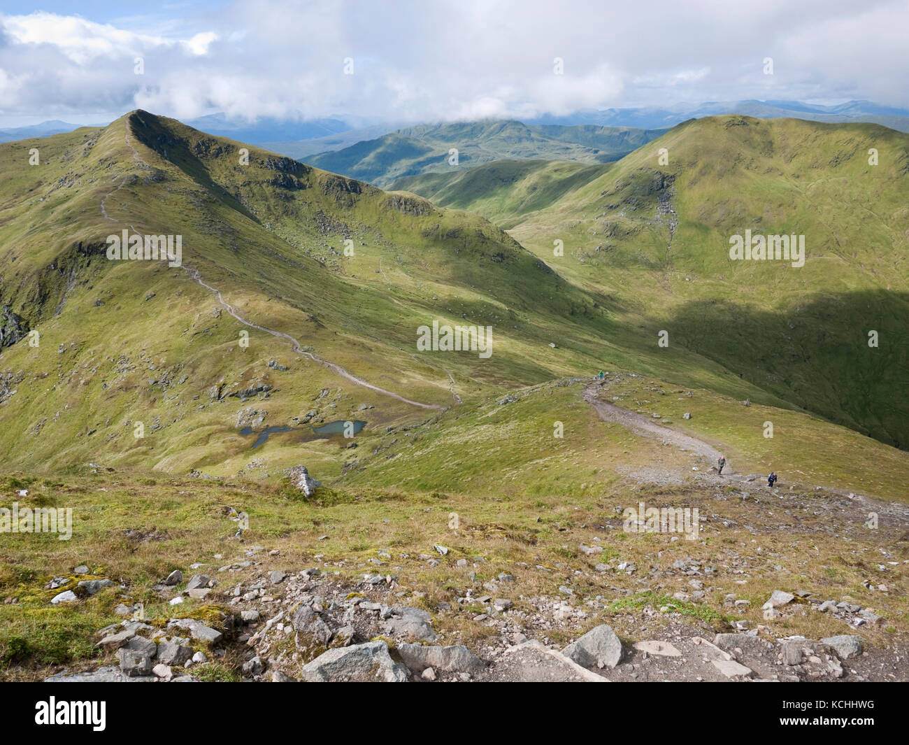 La vista a sud-ovest di Ben Lawers, mostrando Beinn Ghlas, Meall Corranaich e Meall nan Tarmachan Foto Stock