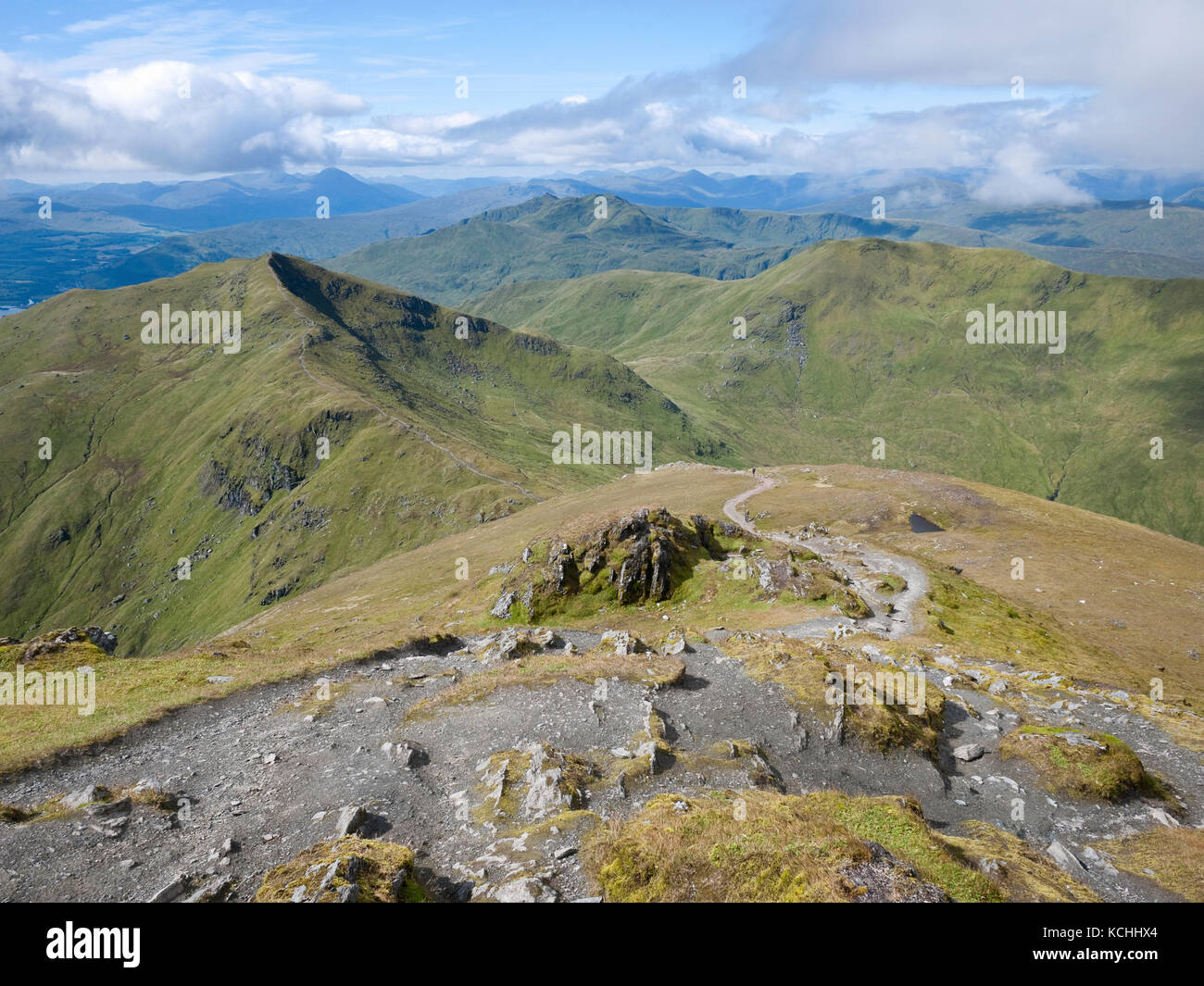 La vista a sud-ovest di Ben Lawers vertice, mostrando Beinn Ghlas, Meall Corranaich e Meall nan Tarmachan Foto Stock