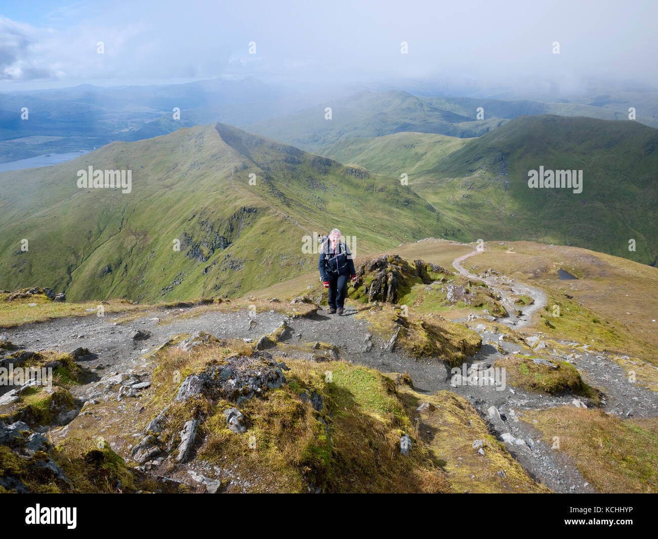 La vista a sud-ovest di Ben Lawers vertice, mostrando Beinn Ghlas, Meall Corranaich e Meall nan Tarmachan Foto Stock