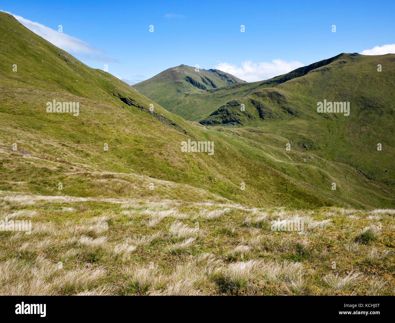 Il vertice di Ben Lawers visto attraverso il bealach (pass) tra Meall Corranaich (L) e Beinn Ghlas (R) Foto Stock