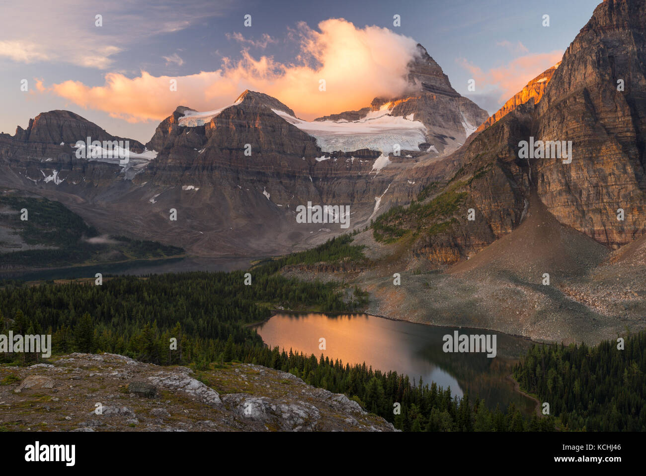 Il classico sunrise vista del Monte Assiniboine dal 'Nublet' Foto Stock