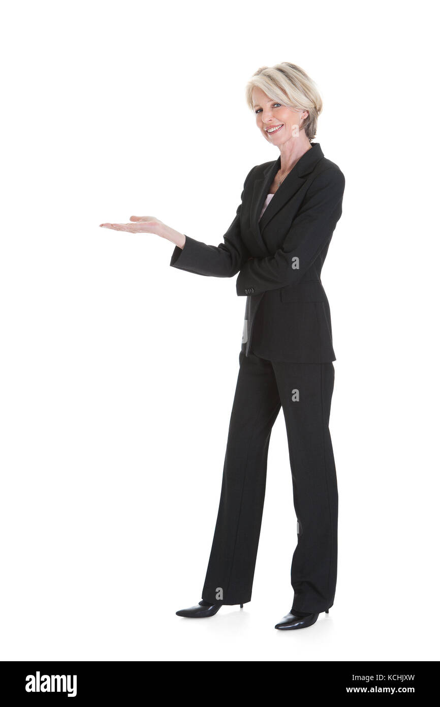 Ritratto di felice imprenditrice gesticolando su sfondo bianco Foto Stock
