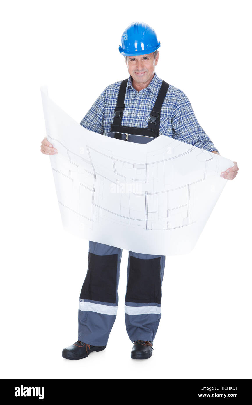 Architetto maschio Holding Blueprint su sfondo bianco Foto Stock