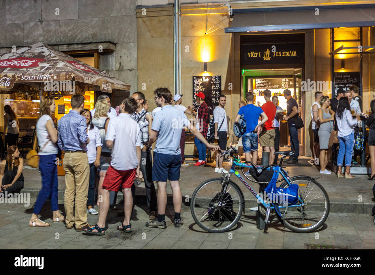 Le persone fuori dal bar 'Vycep Na stojaka', St James Jakub Square South Moravia, Old Town Brno Czech Republic bar Foto Stock
