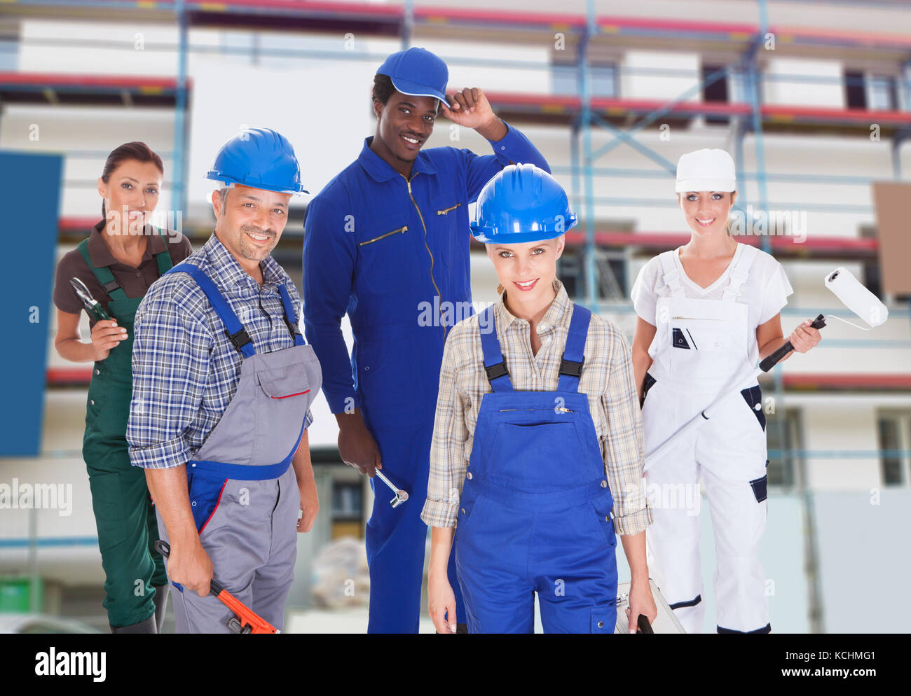 Un gruppo di persone in rappresentanza di diverse professioni a sito in costruzione Foto Stock
