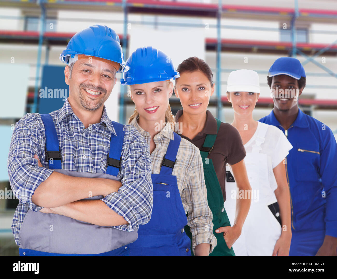 Un gruppo di persone in rappresentanza di diverse professioni a sito in costruzione Foto Stock