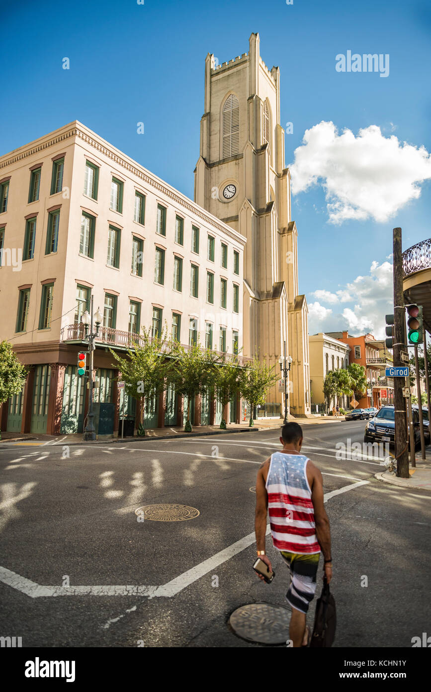 New Orleans, Louisiana, Stati Uniti d'America. Un uomo con le stelle e strisce shirt passeggiate su una strada Foto Stock