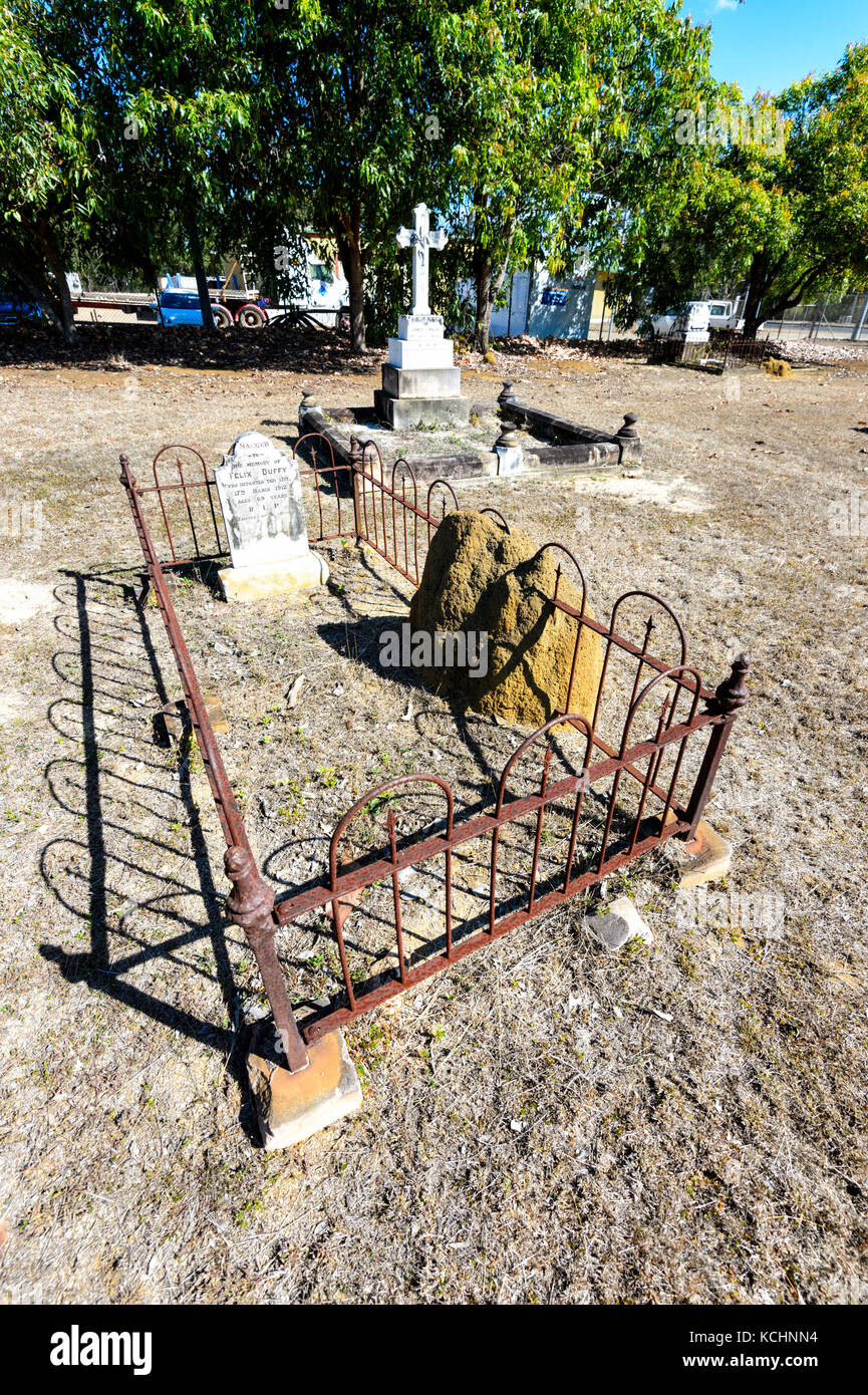 Tomba con un termite mound, pionieri cimitero, Mareeba Aeroporto, altopiano di Atherton, estremo Nord Queensland, Australia Foto Stock