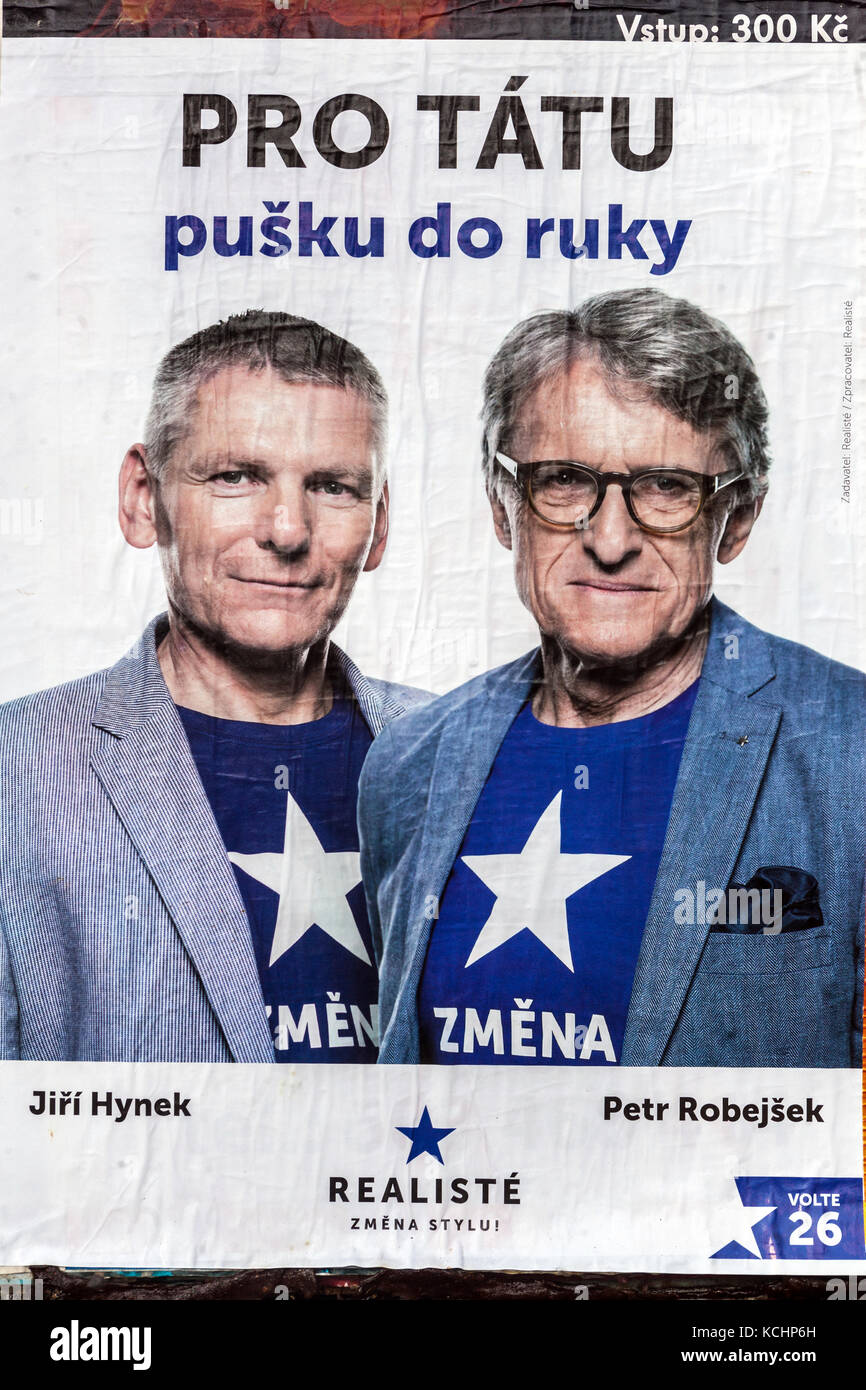 Il pre-cartellone elettorale del partito realiste, Petr Robejsek e Jiří Hynek, il testo 'per il papà, fucile a portata di mano " Repubblica Ceca Foto Stock